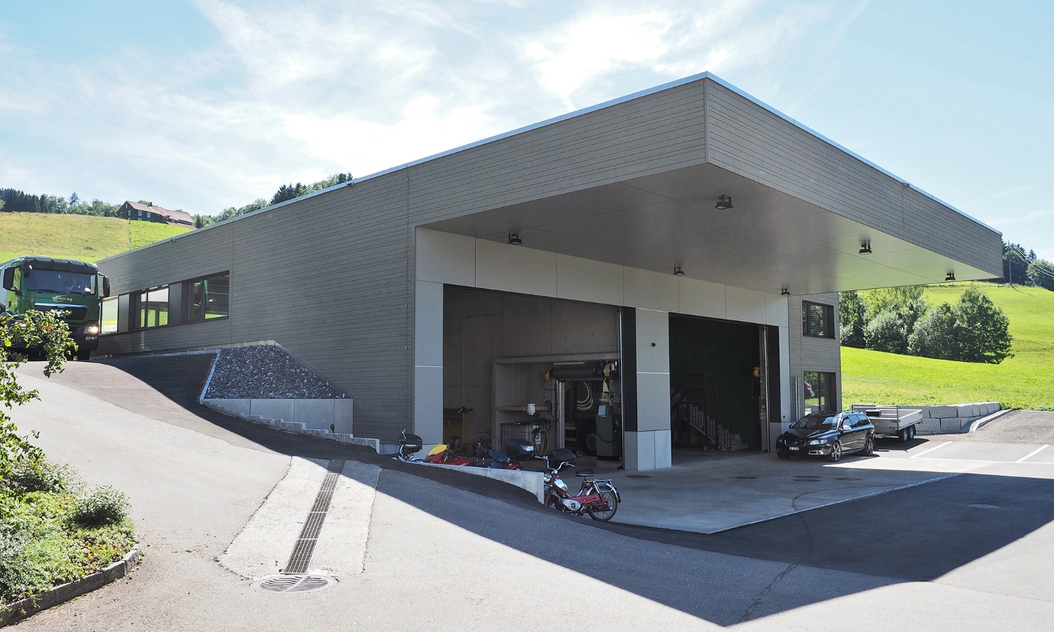 Overall view of the lorry garage from a semi-sideward perspective and from the front