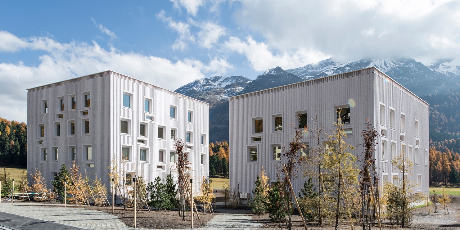 Vue de deux immeubles collectifs à Champfèr.