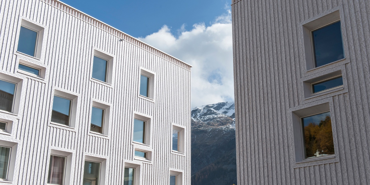 Closer inspection reveals the special facade structure of the two residential buildings.