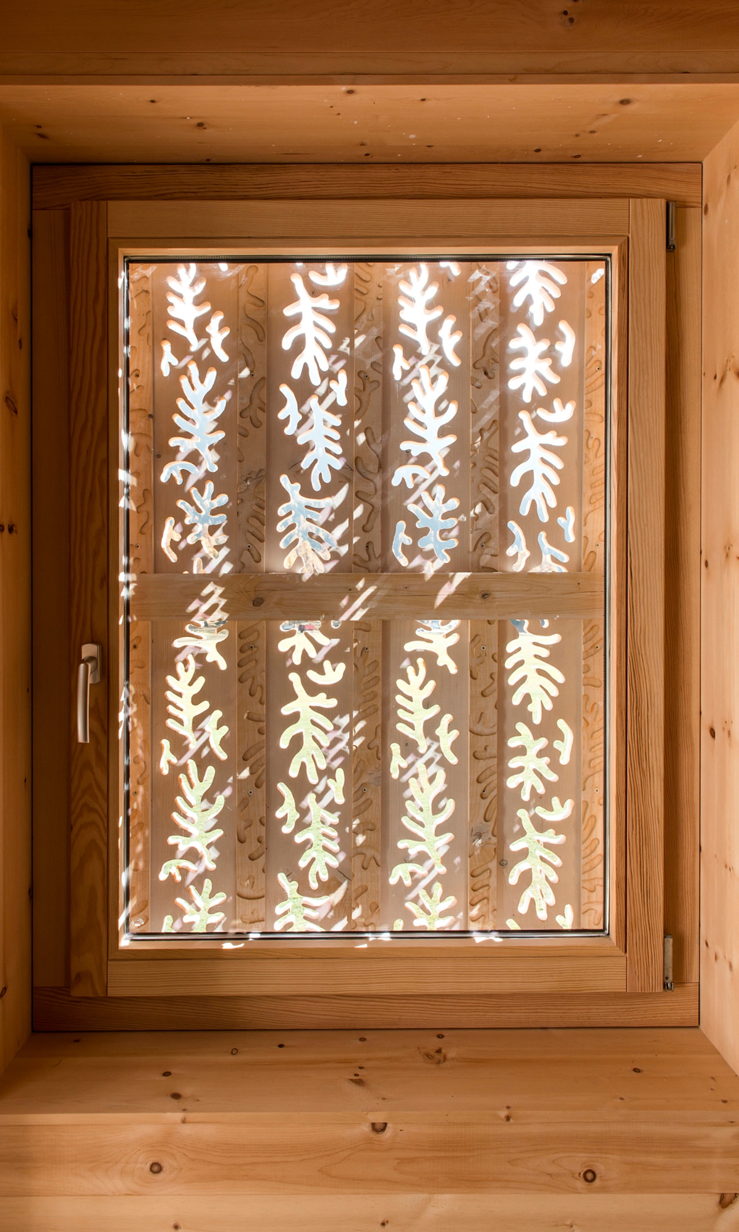 Von aussen durch die Fassadenstruktur versteckt, verbirgt sich ein zusätzliches Fenster dahinter.