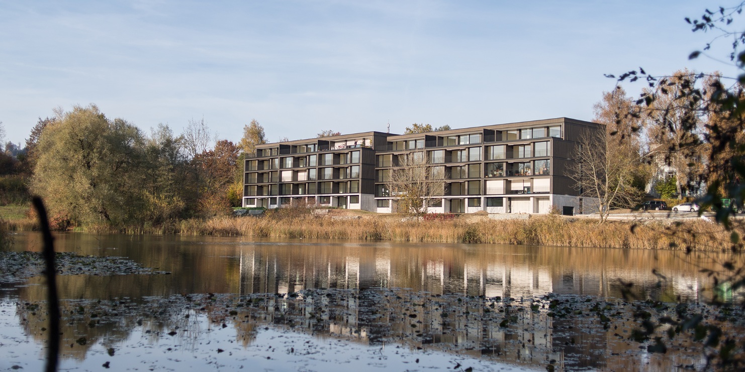 Les immeubles collectifs sont situés directement au bord du Bildweiher à Kräzern.