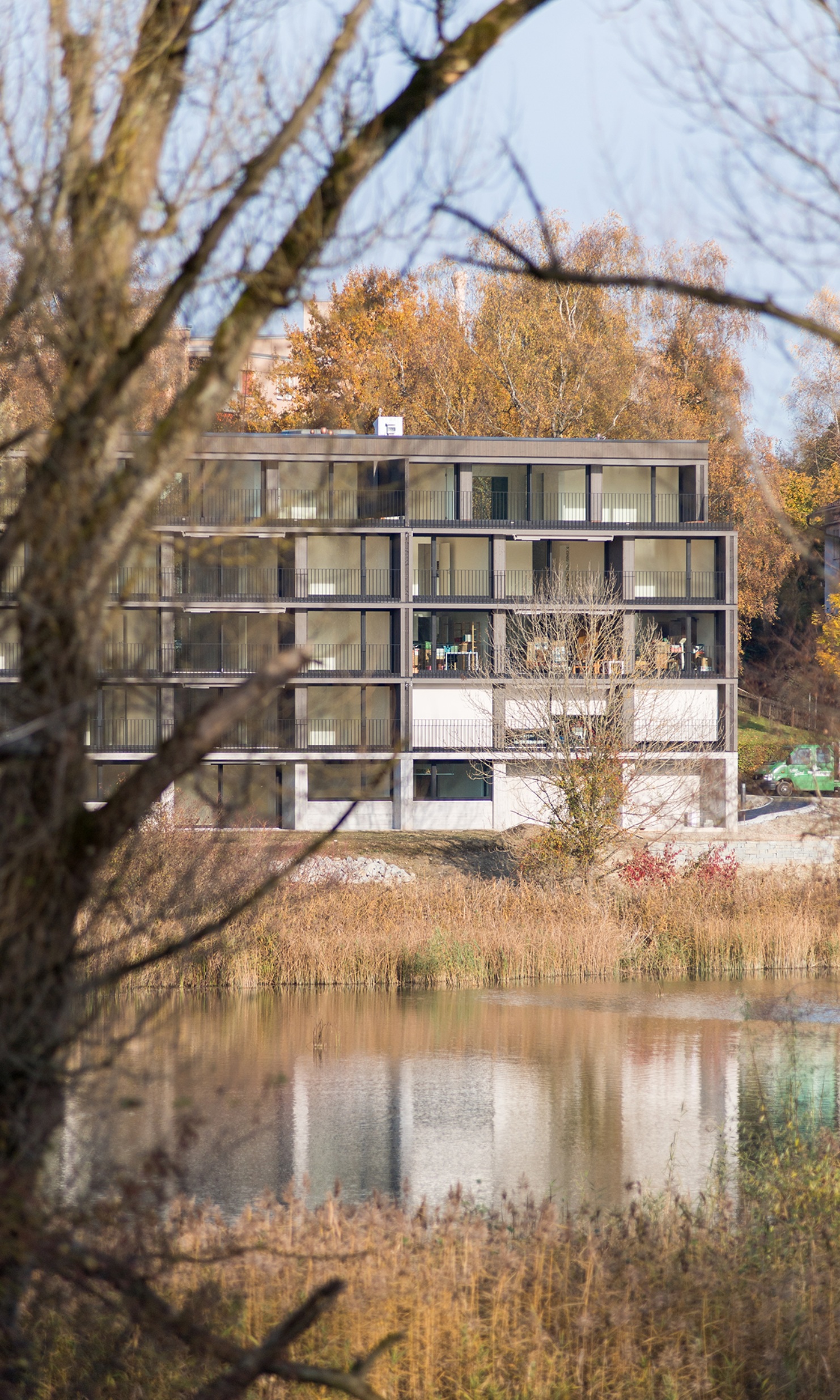 Der moderne Holzbau liegt mitten in der Natur und bietet eine erholsame Atmosphäre.