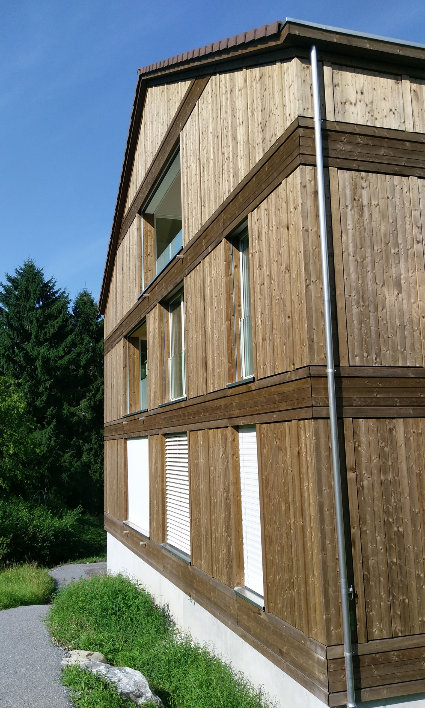 The enlarged view shows the somewhat dark wooden facade of the Mattenbach apartment building in Grub