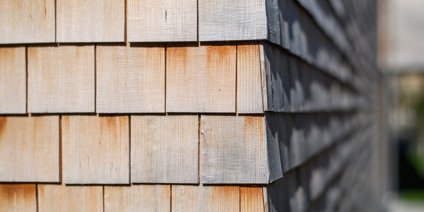 Les façades sont réalisées en bardeaux traditionnels, qui ont été utilisés de manière à créer un bâtiment moderne au goût du jour.