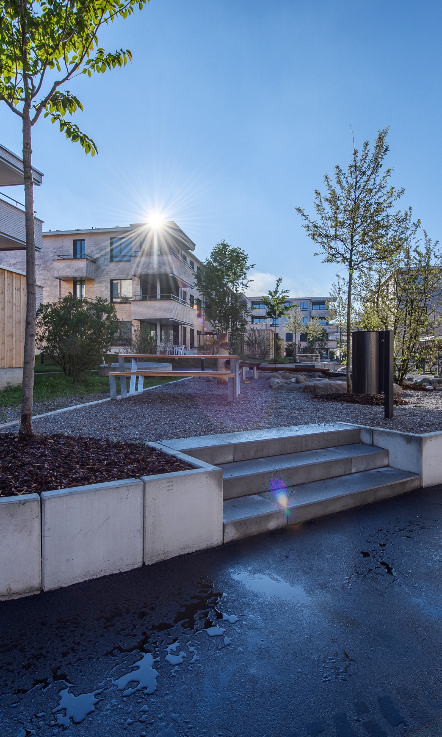 Espace extérieur avec des places assises du complexe d’immeubles collectifs Stäfner Stein par beau temps