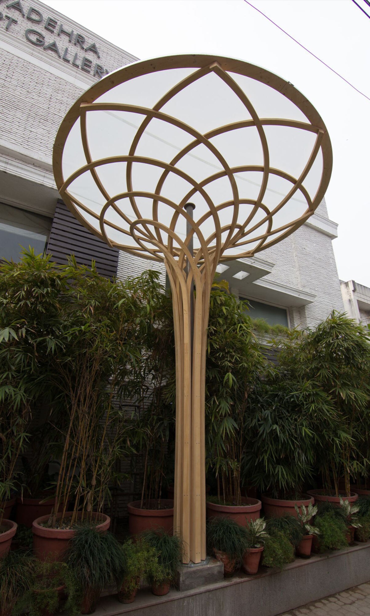 Vue de la sculpture Free Form avec membrane de protection et évacuation d’eau. 