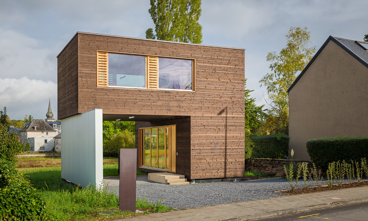 Individuelles, flexibles Modulhaus als Bürogebäude aus wiederverwendeten Holzmodulen.