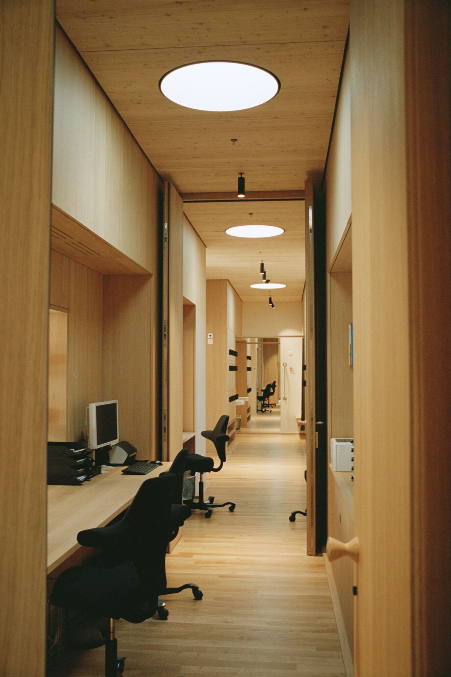 Les postes de travail sont disposés les uns à côté des autres dans les bureaux de forme allongée. 