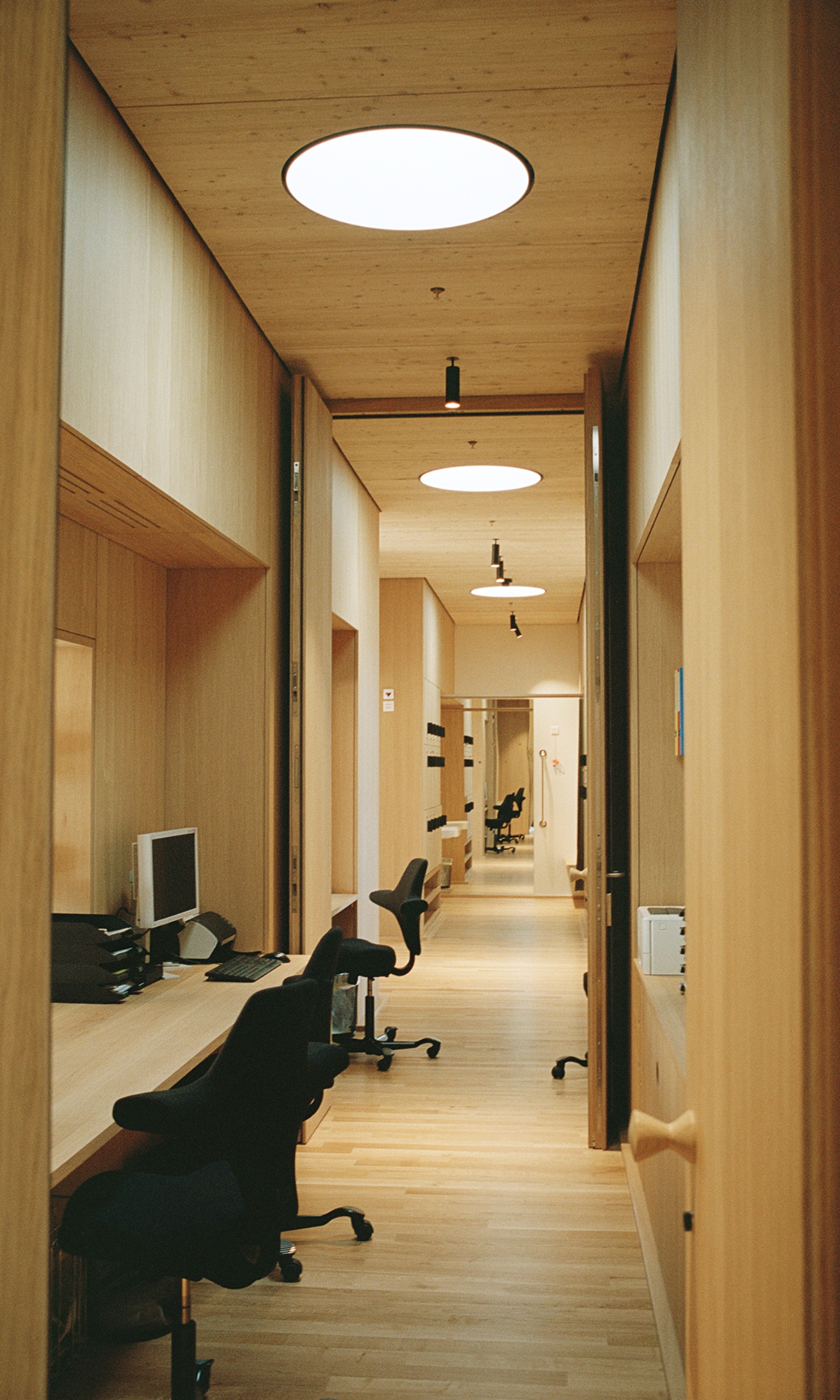 Les postes de travail sont disposés les uns à côté des autres dans les bureaux de forme allongée. 