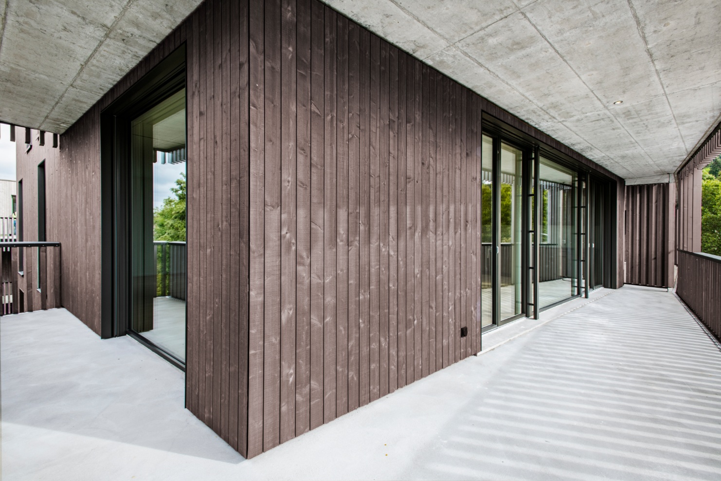 Ansicht der Balkone des Schlössliparks mit Fassade und Fenstern