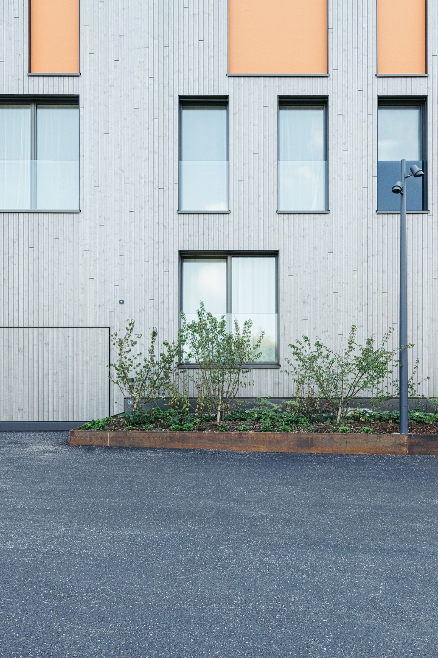 Fassade eines Mehrfamilienhauses der Wohnüberbauung Schlösslipark