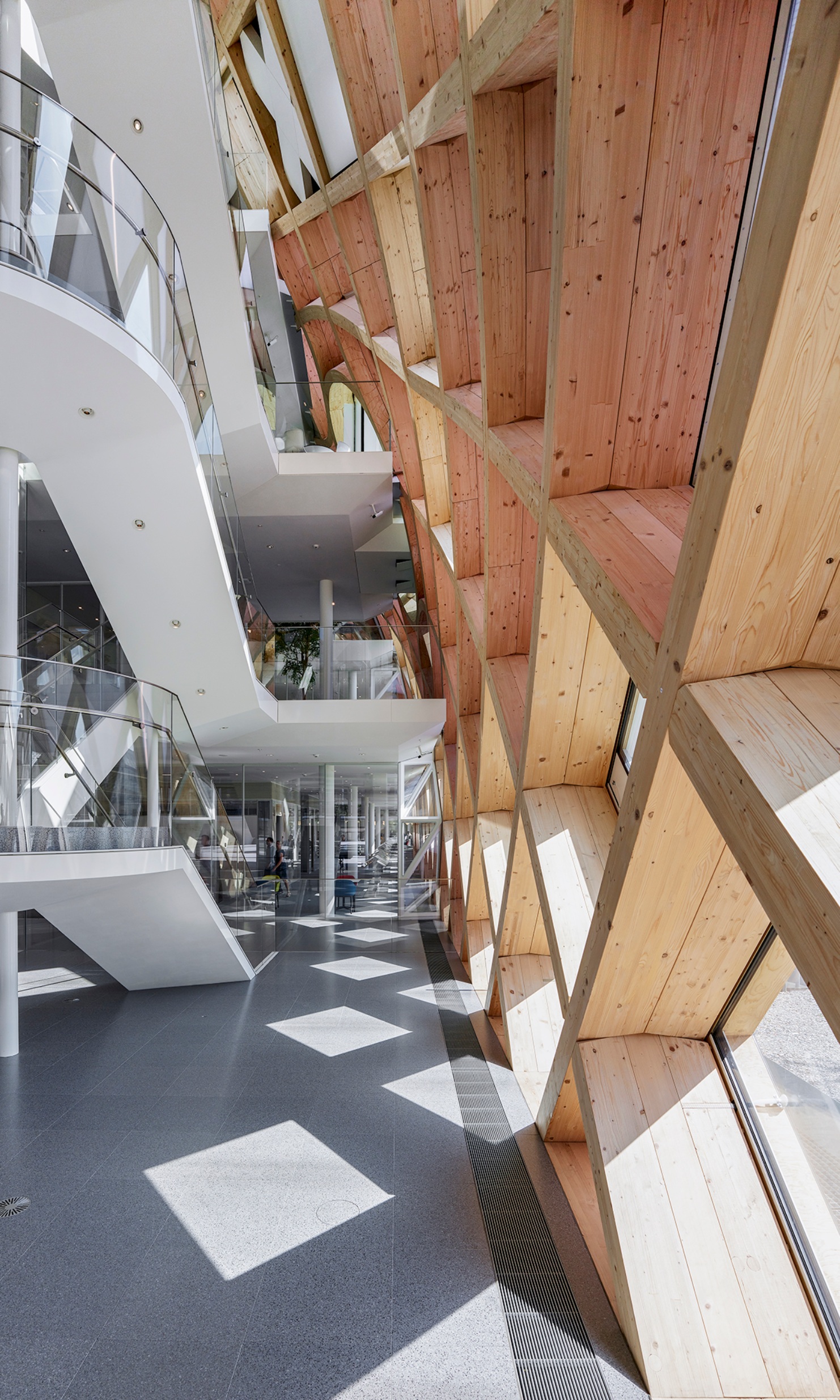 Vue de la sous-structure en bois unique en son genre à l’intérieur de l’immeuble de bureaux Swatch