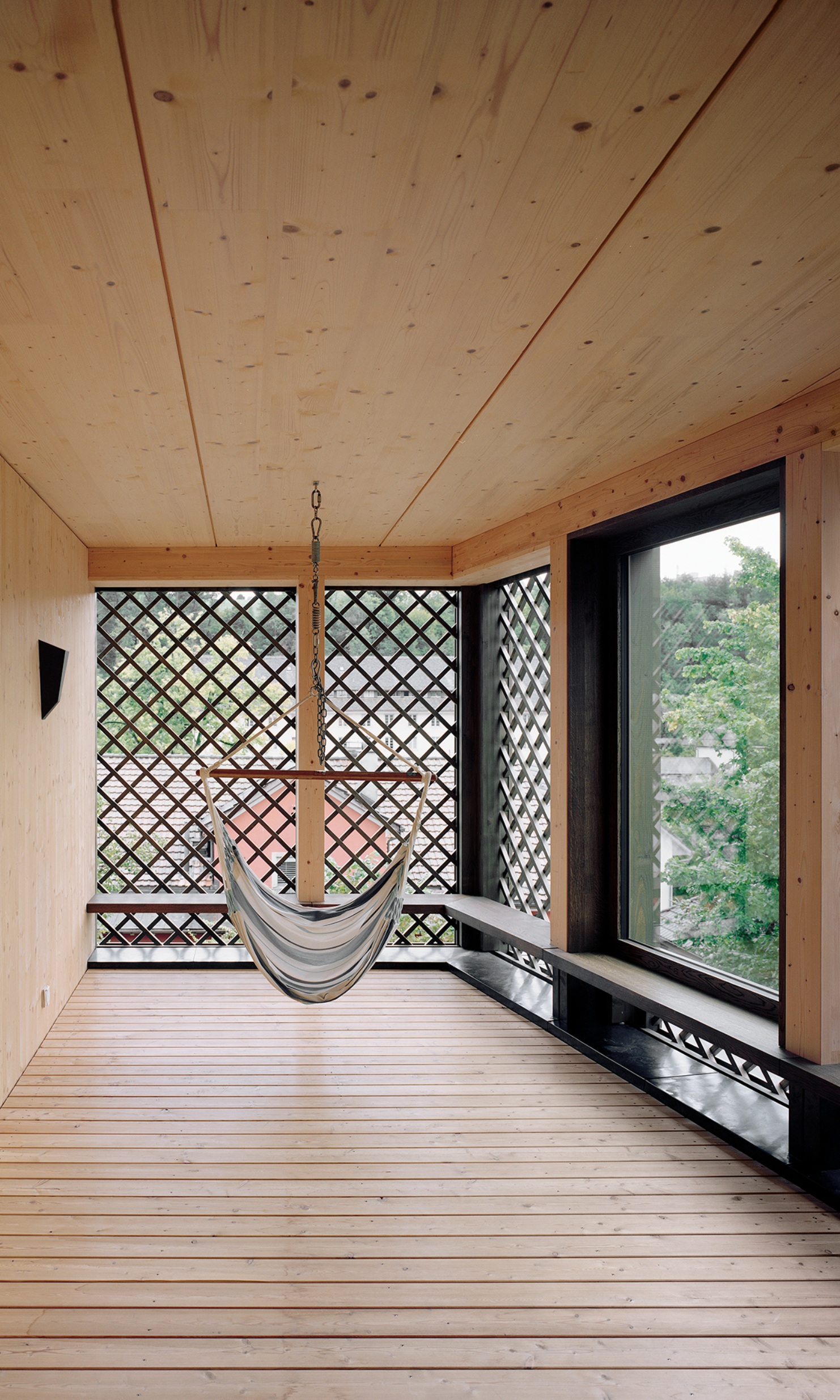 Vue d’un balcon – avec plafond, sol et murs entièrement en bois – dans la fondation Tanne pour les personnes sourdes et aveugles.