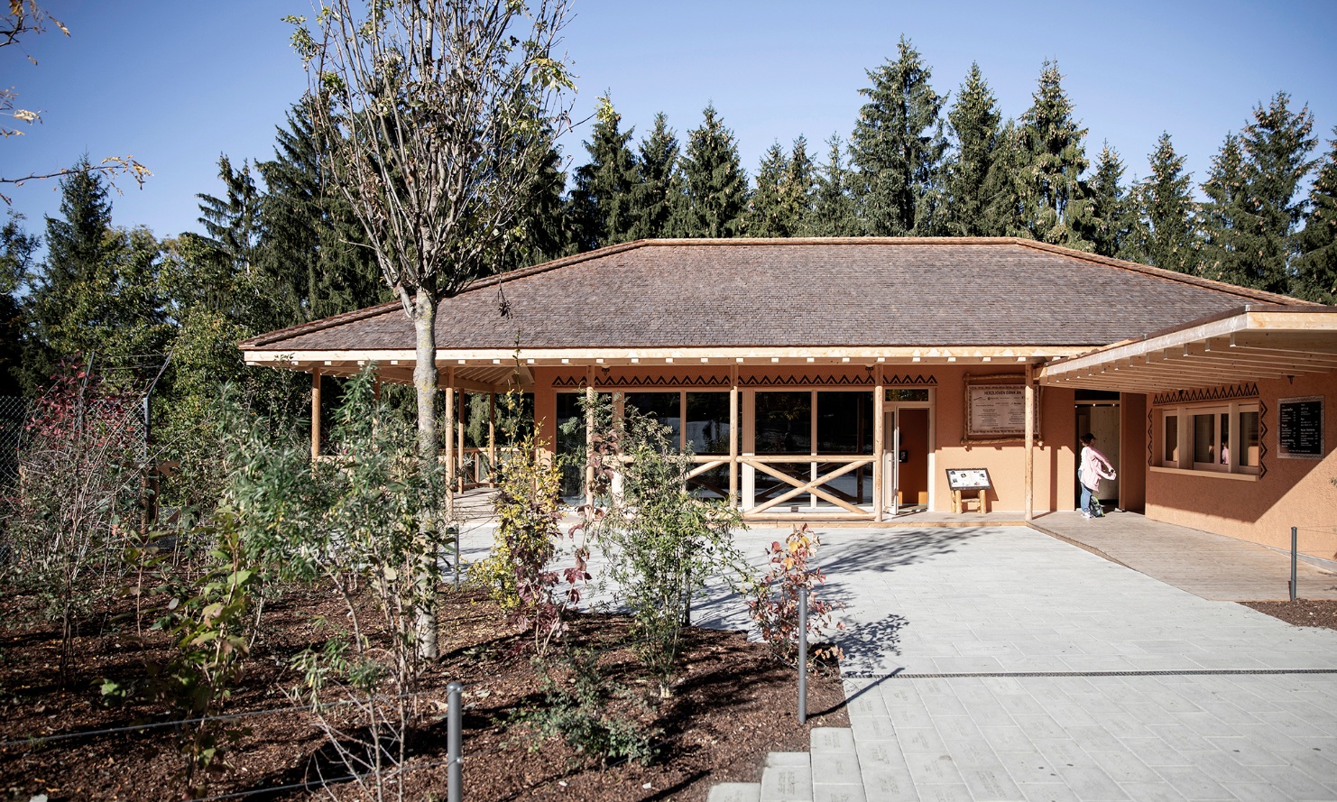 There is not only space for lions in the new animal enclosure. It is also suitable as a classroom, for example.