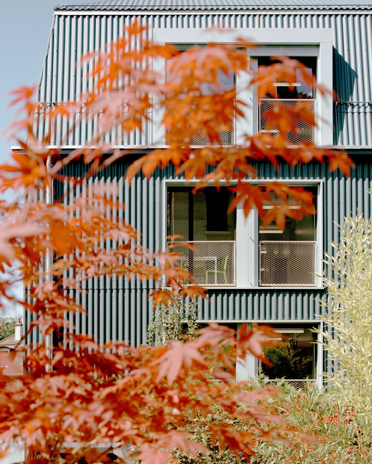 The asylum centre features a coherently designed building shell made of corrugated eternit. 