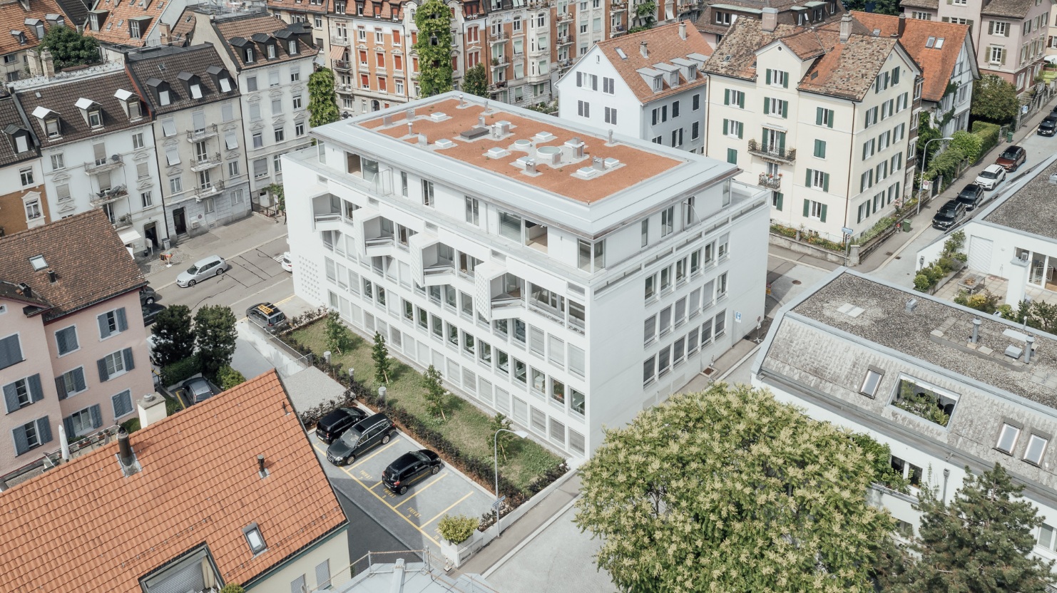 Vue du ciel du bâtiment commercial avec le nouvel étage supplémentaire