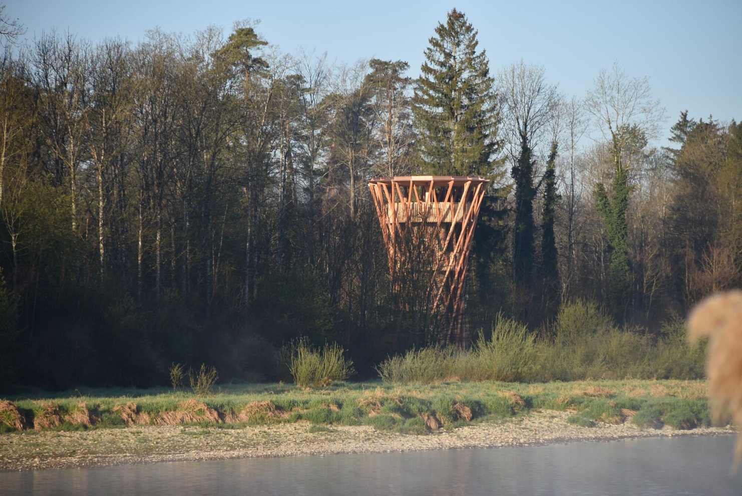 Beobachtungsturm im Naturparadies Thurauen bei Sonnenaufgang