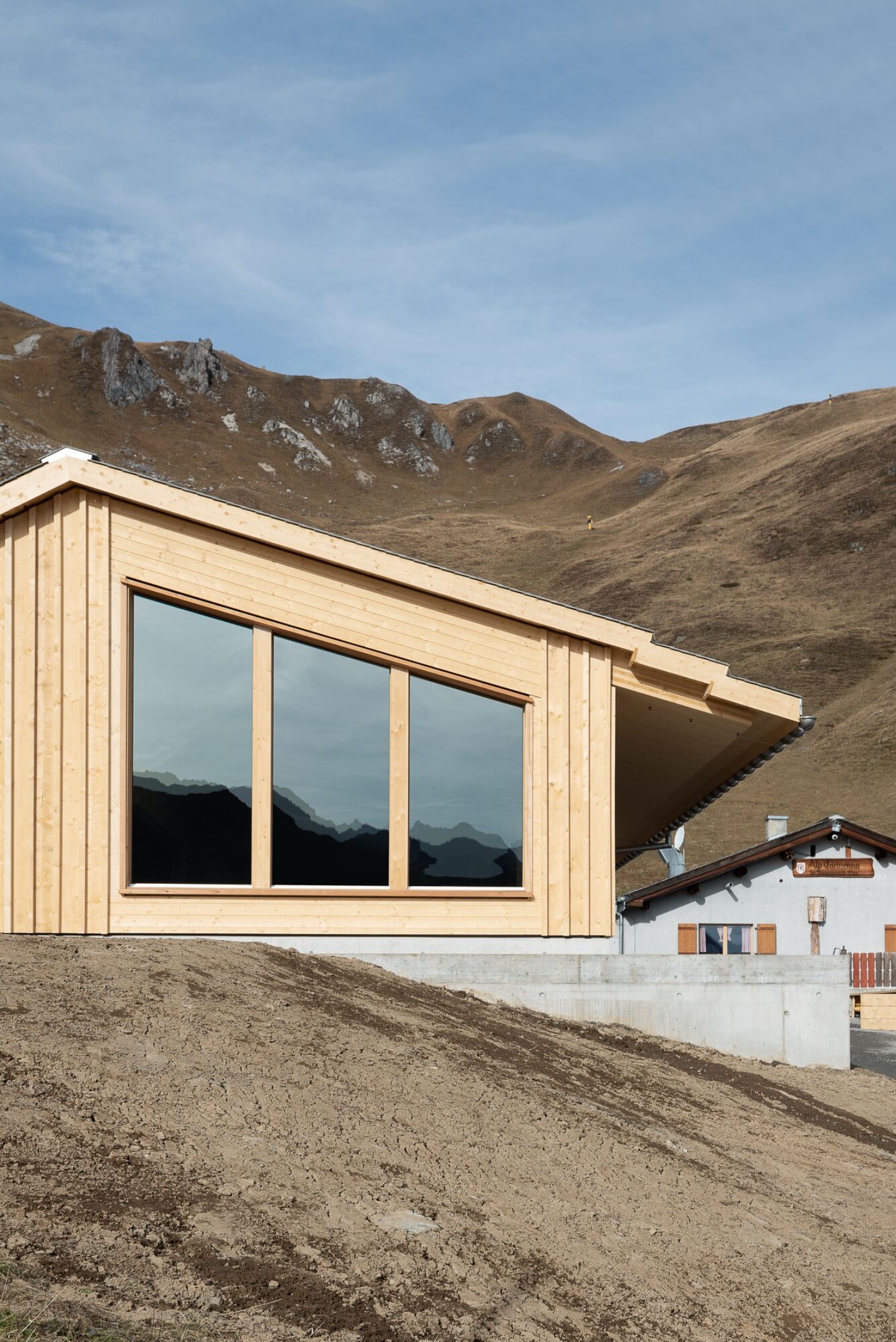 Building section of the new timber structure on the Carmenna alpine pass