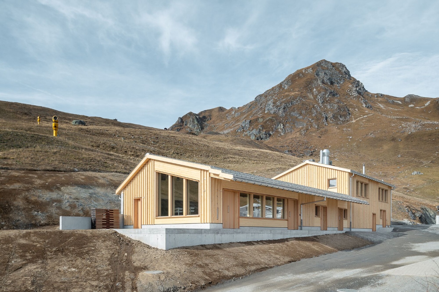 Vue générale de l’habitation du personnel de l’alpage et des locaux de restauration en bois