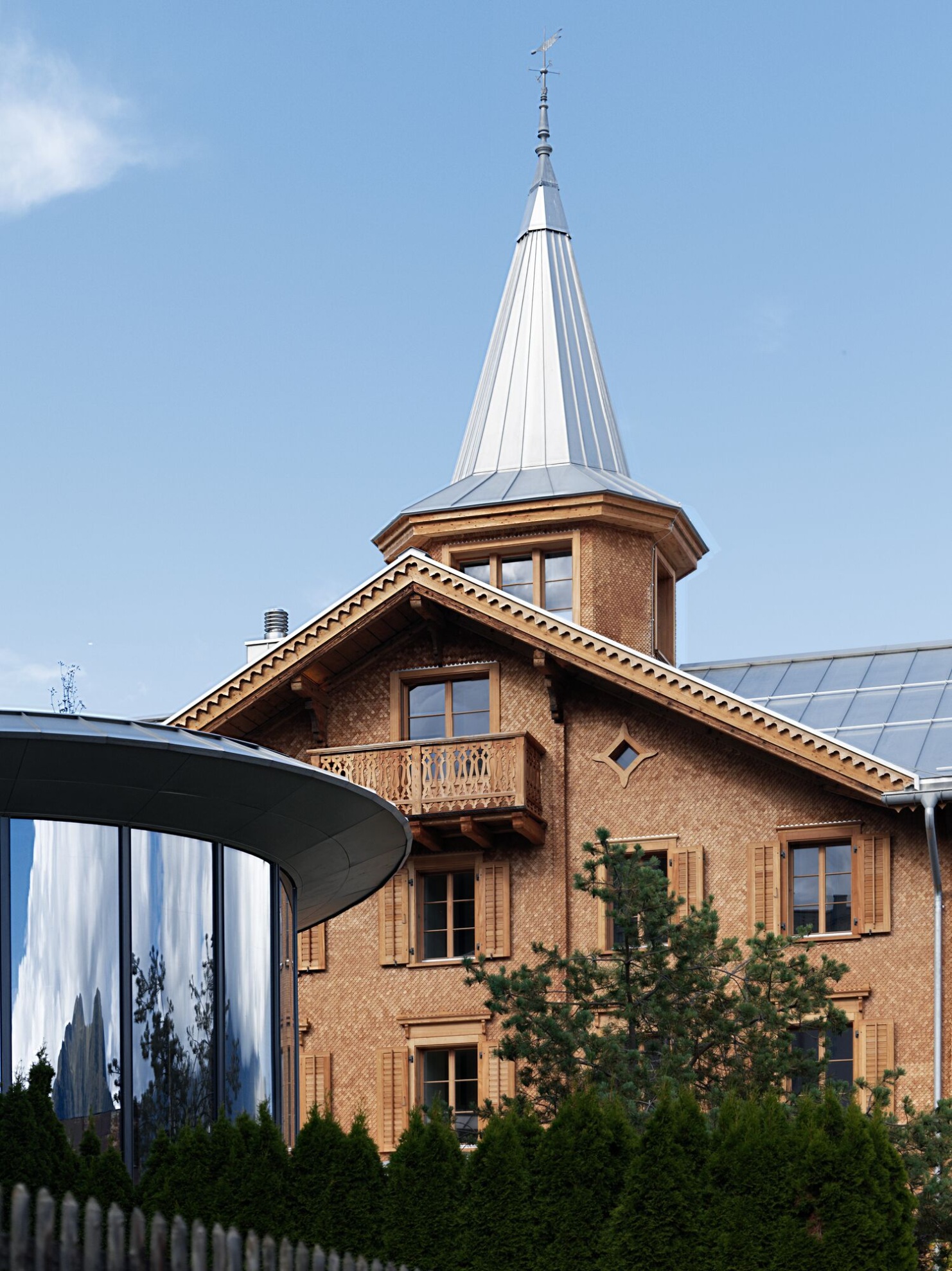 Das renovierte bisherige Dorfhotel und der neue Anbau bilden zusammen das luxuriöse Lampart’s Val Lumnezia Guesthouse.