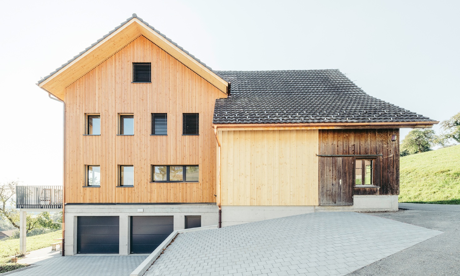 Vue générale de la nouvelle maison individuelle avec l’ancienne grange 