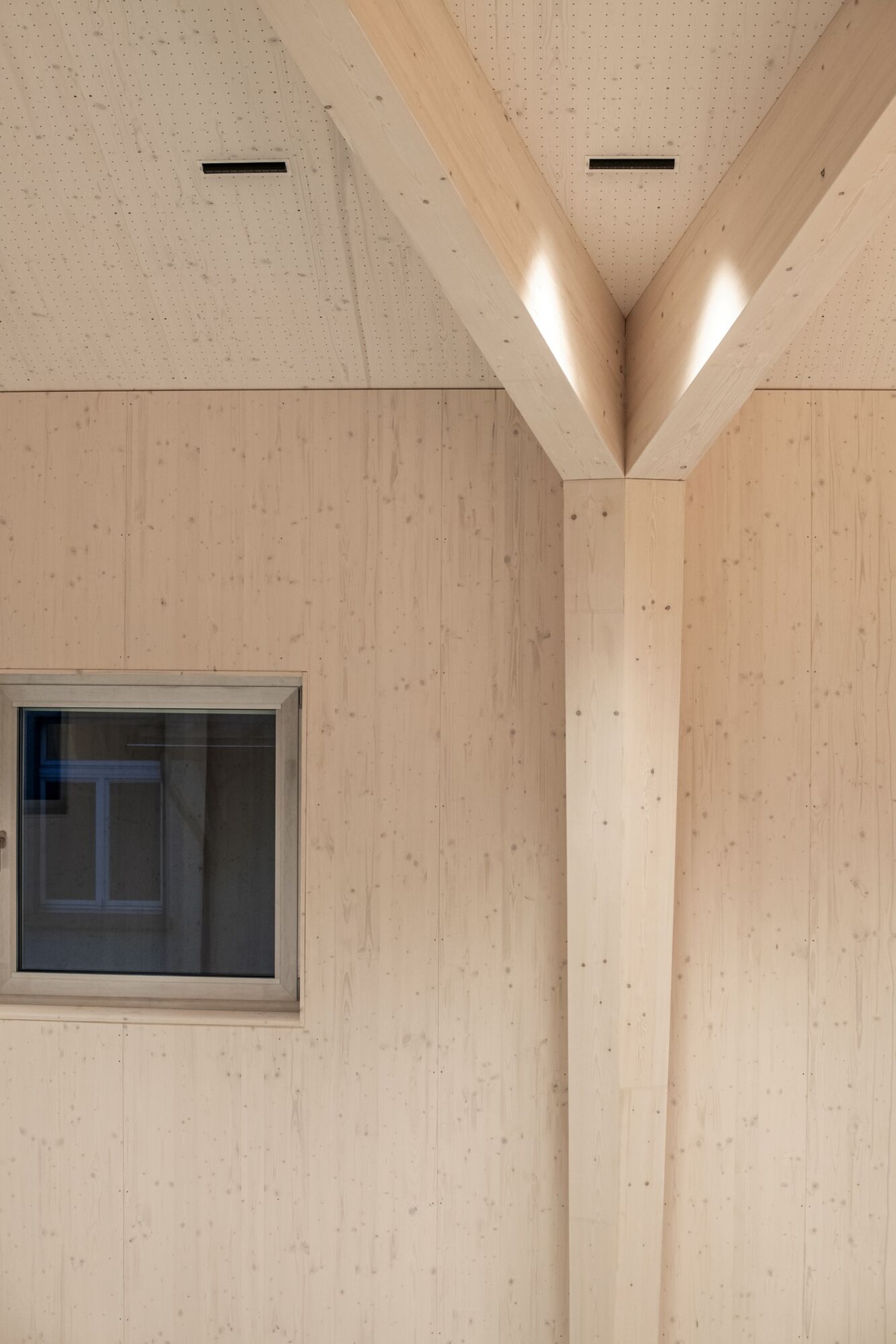 Finition haut de gamme du plafond en bois en détail<br/><br/>