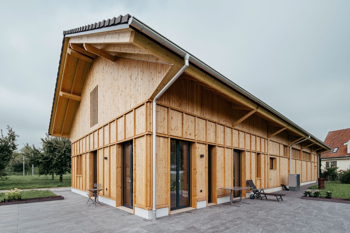 Gesamtansicht Neubau in Holzbauweise von der Seite 