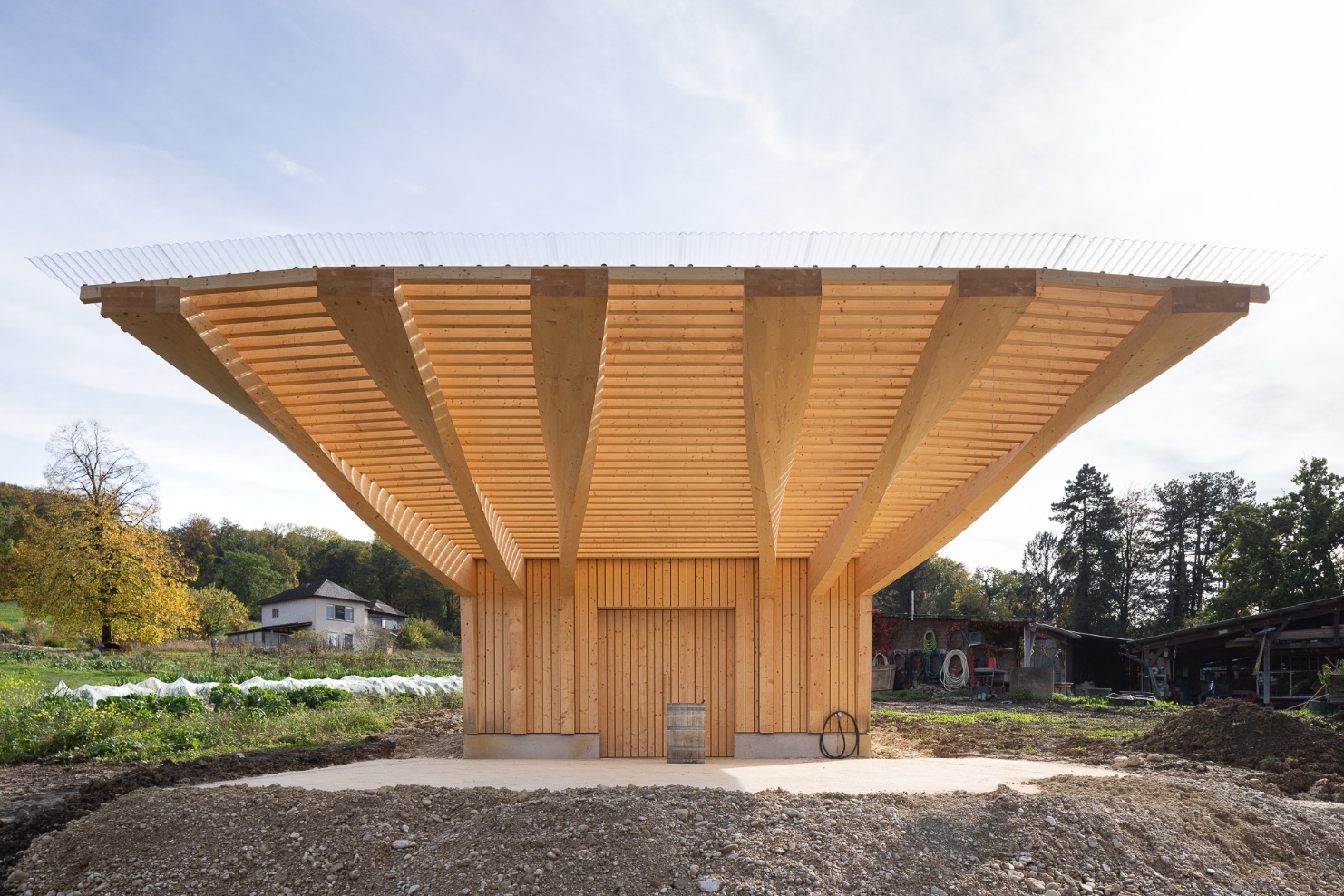 The new Preparations House at the Goetheanum: free-form timber construction with a striking canopy, realised by Blumer Lehmann in 2025.