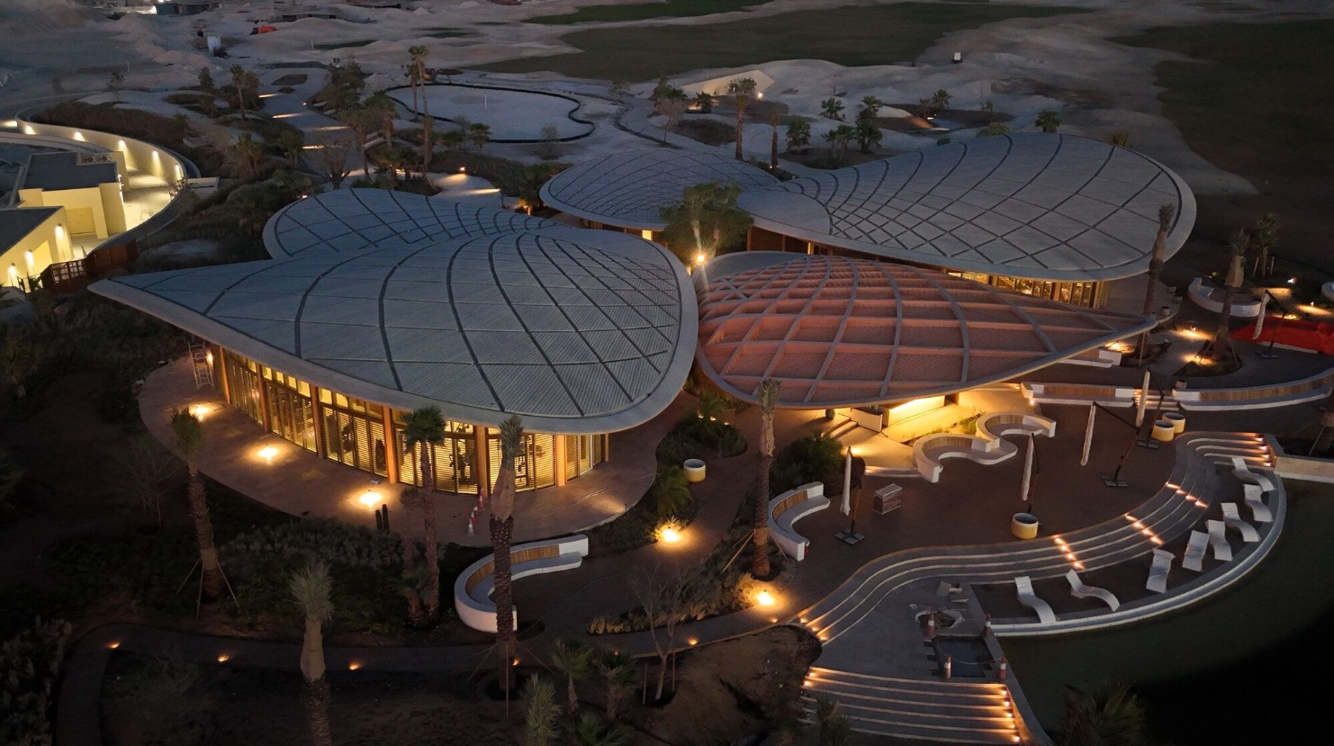 club de golf Shura Island, structure bois toiture, Blumer Lehmann, design organique, complexe de golf mer Rouge, architecture de nuit, construction durable en bois, toit courbé, point fort architectural Arabie Saoudite