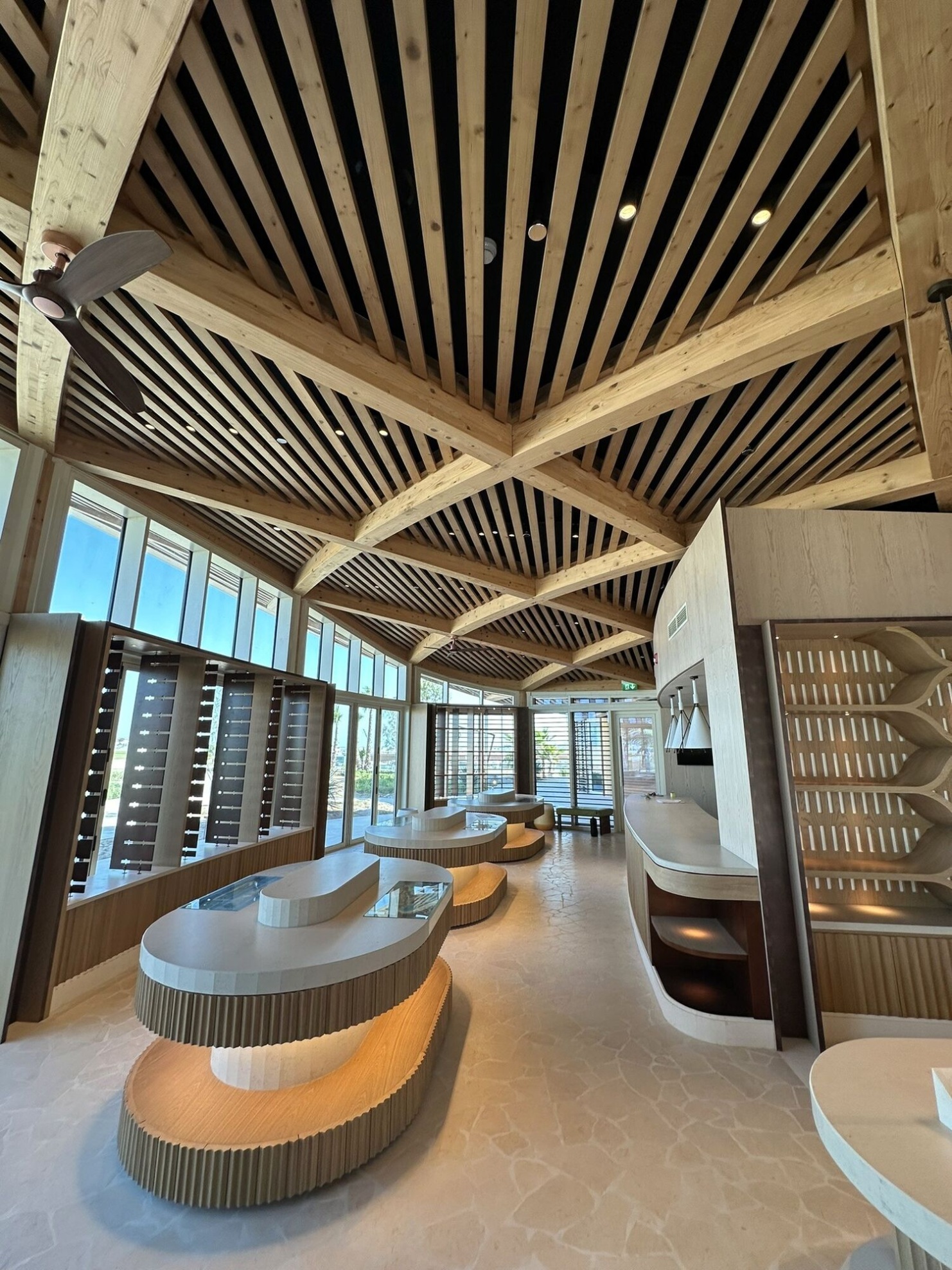 Vue intérieure avec plafond en bois caractéristique dans le club-house de golf sur l’île de Shura