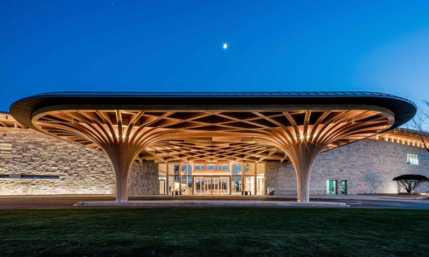 Free-form wooden roof over the entrance to the Hillmaru Country Club golf clubhouse in Pocheon