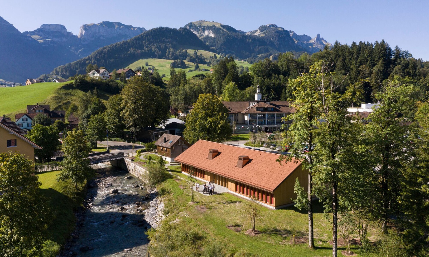 Gesamtansicht des neuen Seminargebäudes vom Hotel Hof Weissbad