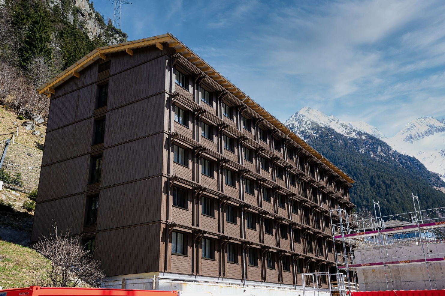 Overall view of the staff accommodation building in Göschenen made using timber modules