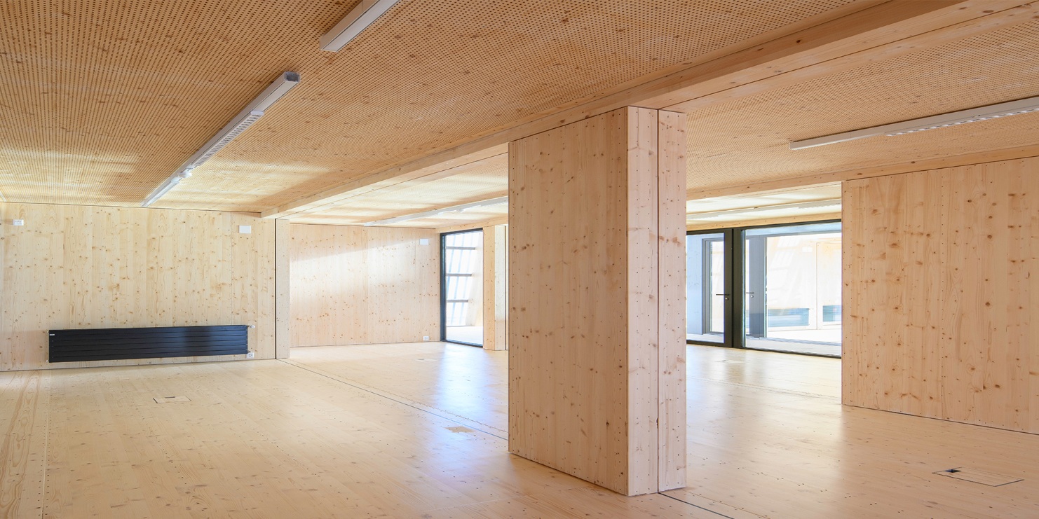 Vue dans un module de pièce vide, revêtu de bois d’épicéa.