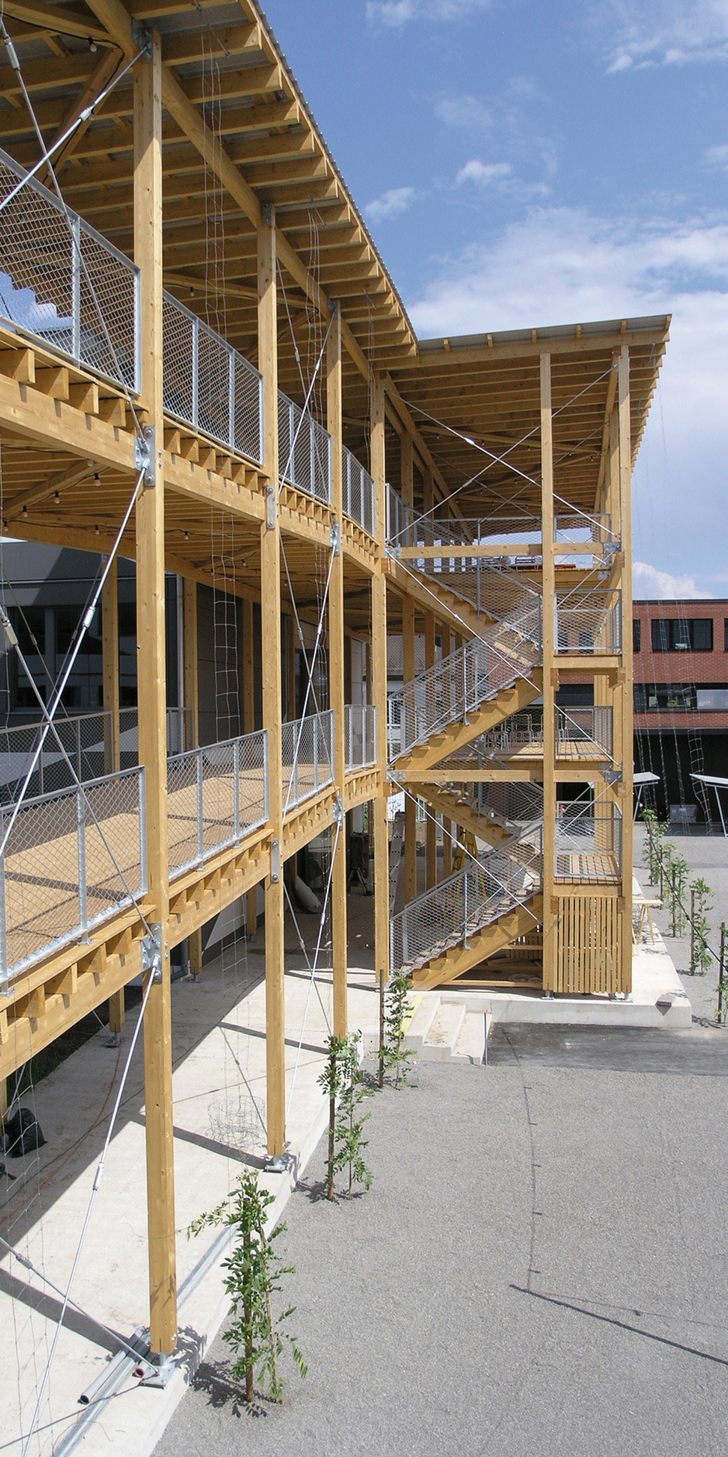 Les deux bâtiments scolaires sont reliés par la passerelle.