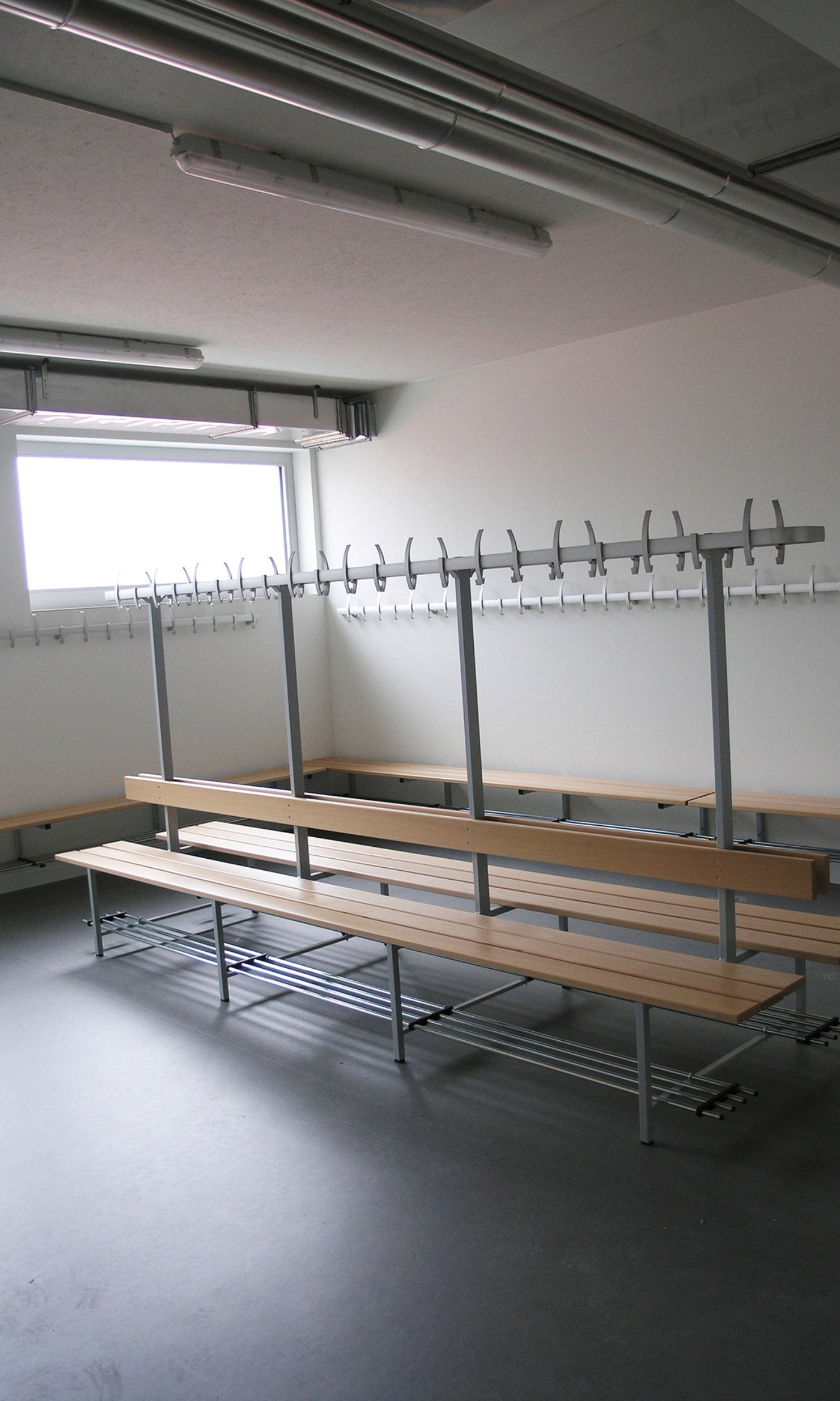 Les vestiaires offrent suffisamment d’espace de rangement pour les sacs et les chaussures.