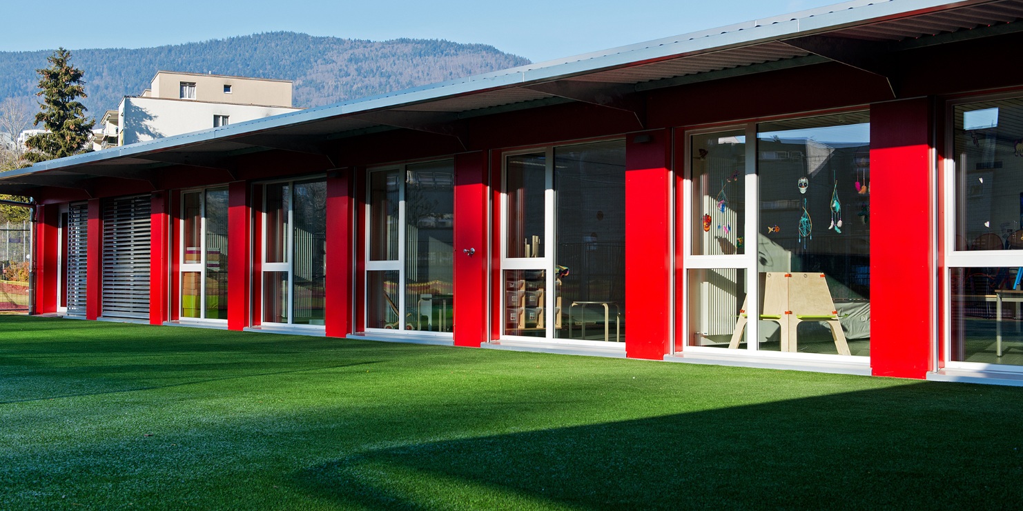 Vue extérieure du jardin d’enfants à construction modulaire avec jardin par beau temps