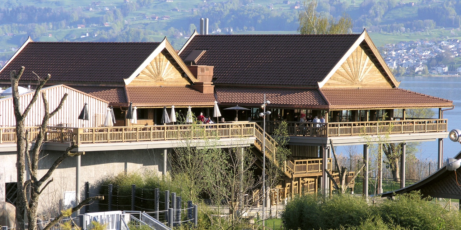 Ein Blick auf das Restaurant als auch das umliegende Gehege.