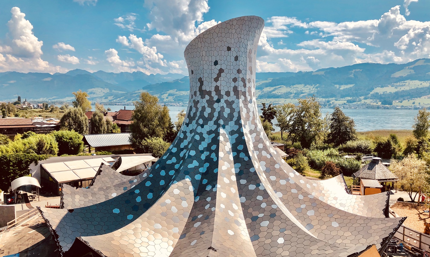 Der auffällige Holzbau des Zauberhutes mitten im Kinderzoo ist in der Umgebung Rapperswil weithin gut sichtbar.