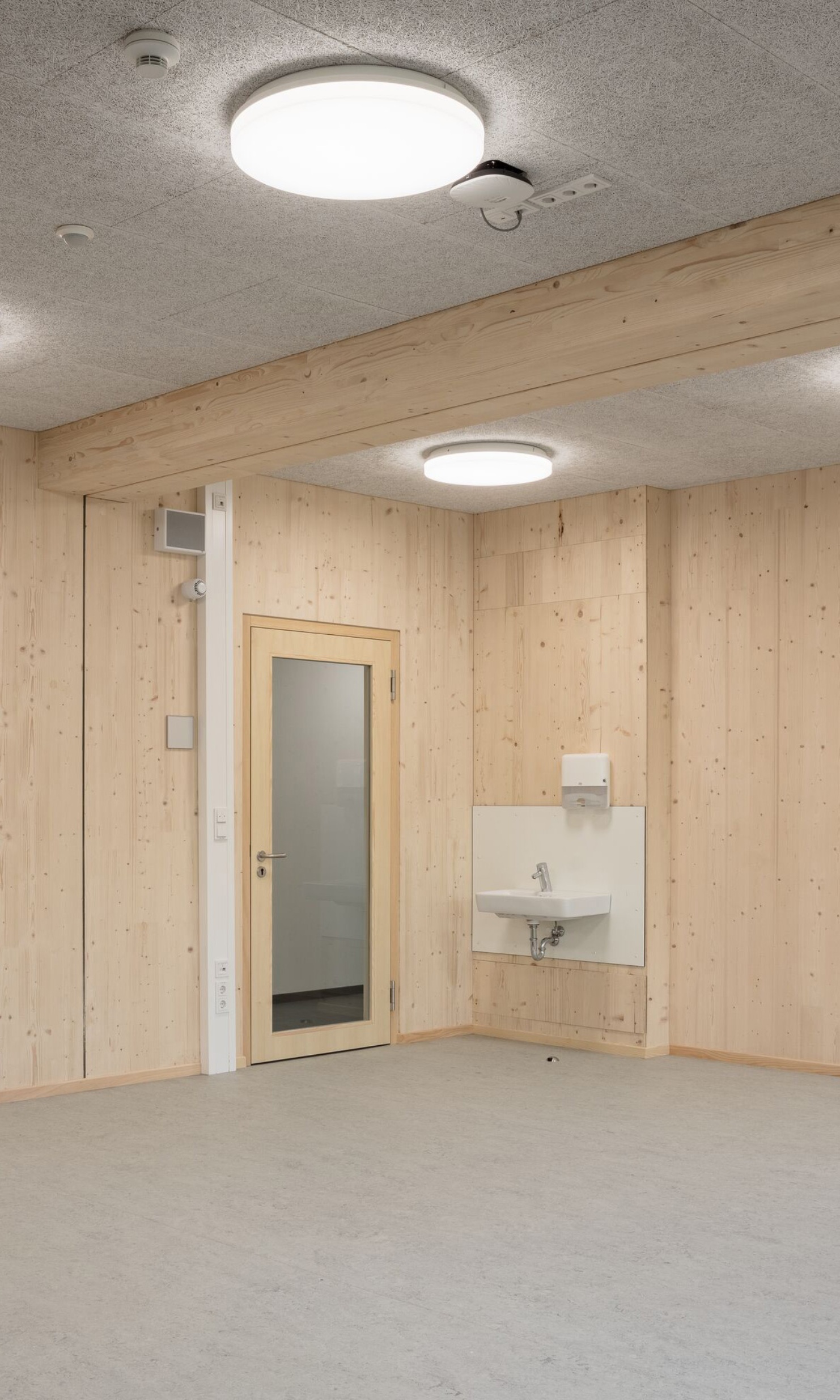 Innenausbau aus Holz im Erweiterungsbau des Landgraf-Ludwig-Gymnasiums