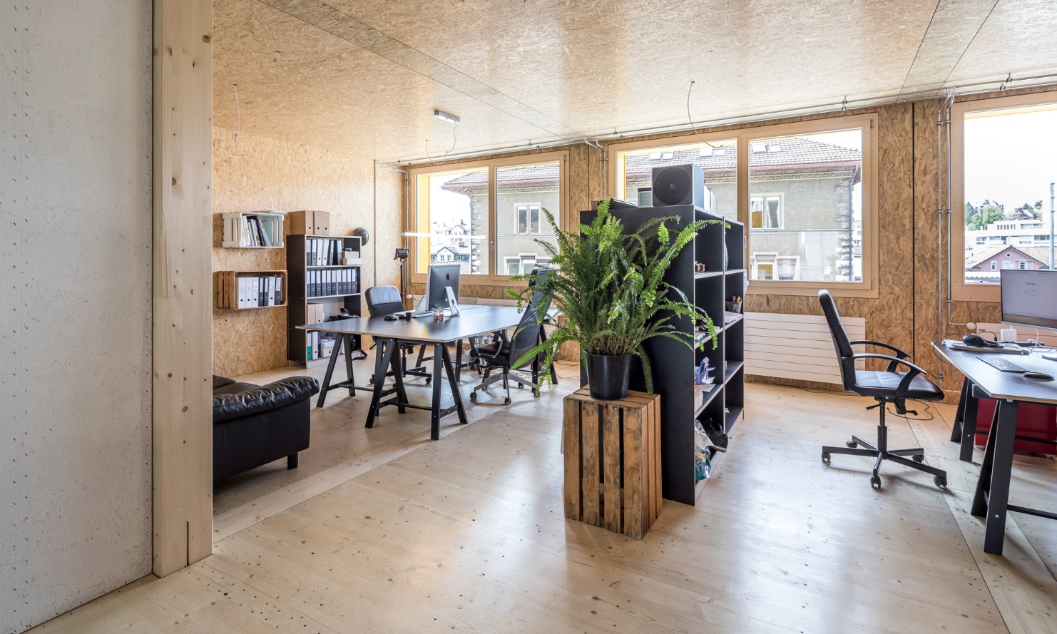 Aufnahme vom Innenbereich eines Büros komplett mit Holz ausgestattet und einer modernen Einrichtung im Lattich Gebäude in St. Gallen