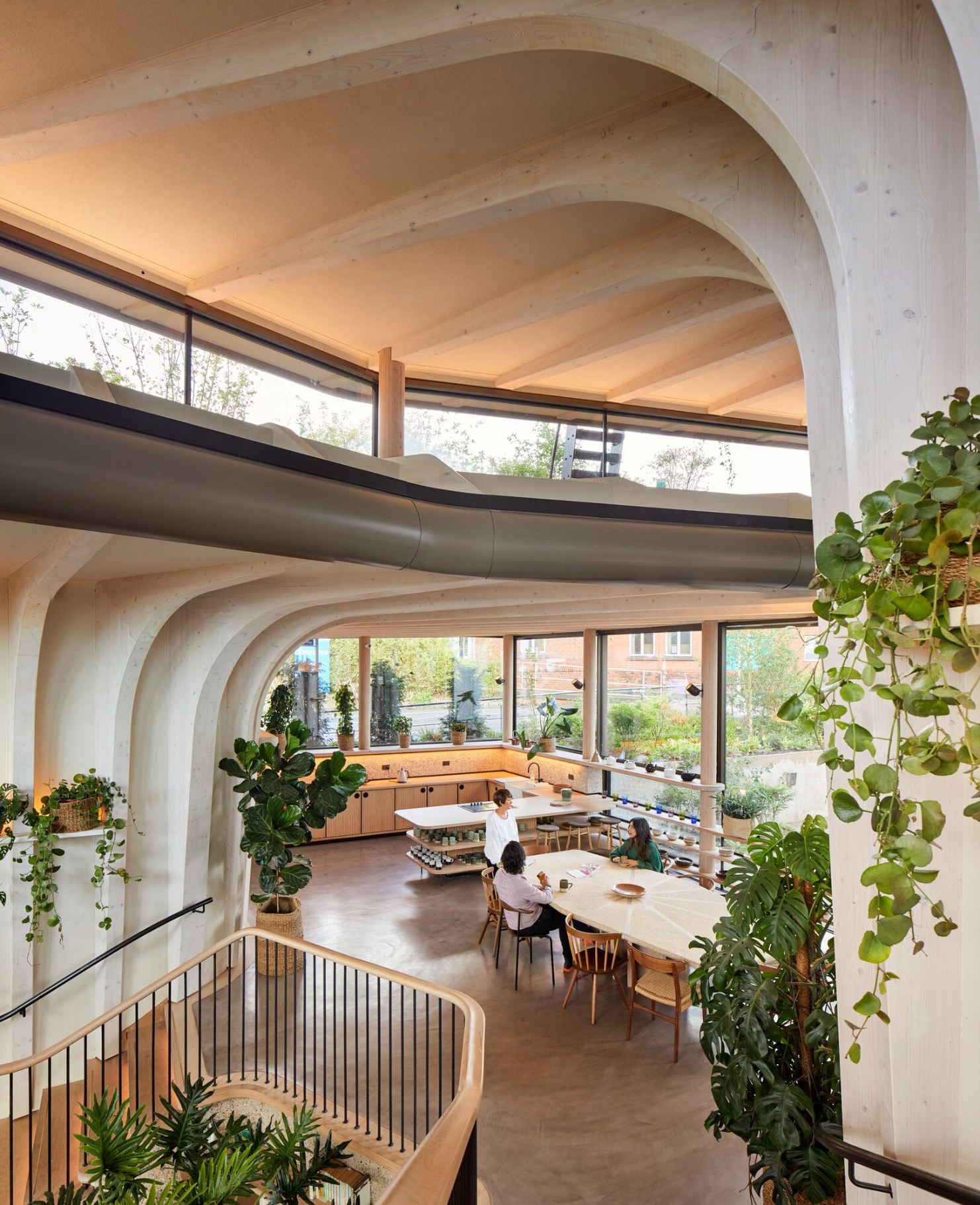 Café mit Galerie im Holzpavillin des Maggie's Centre in Leeds