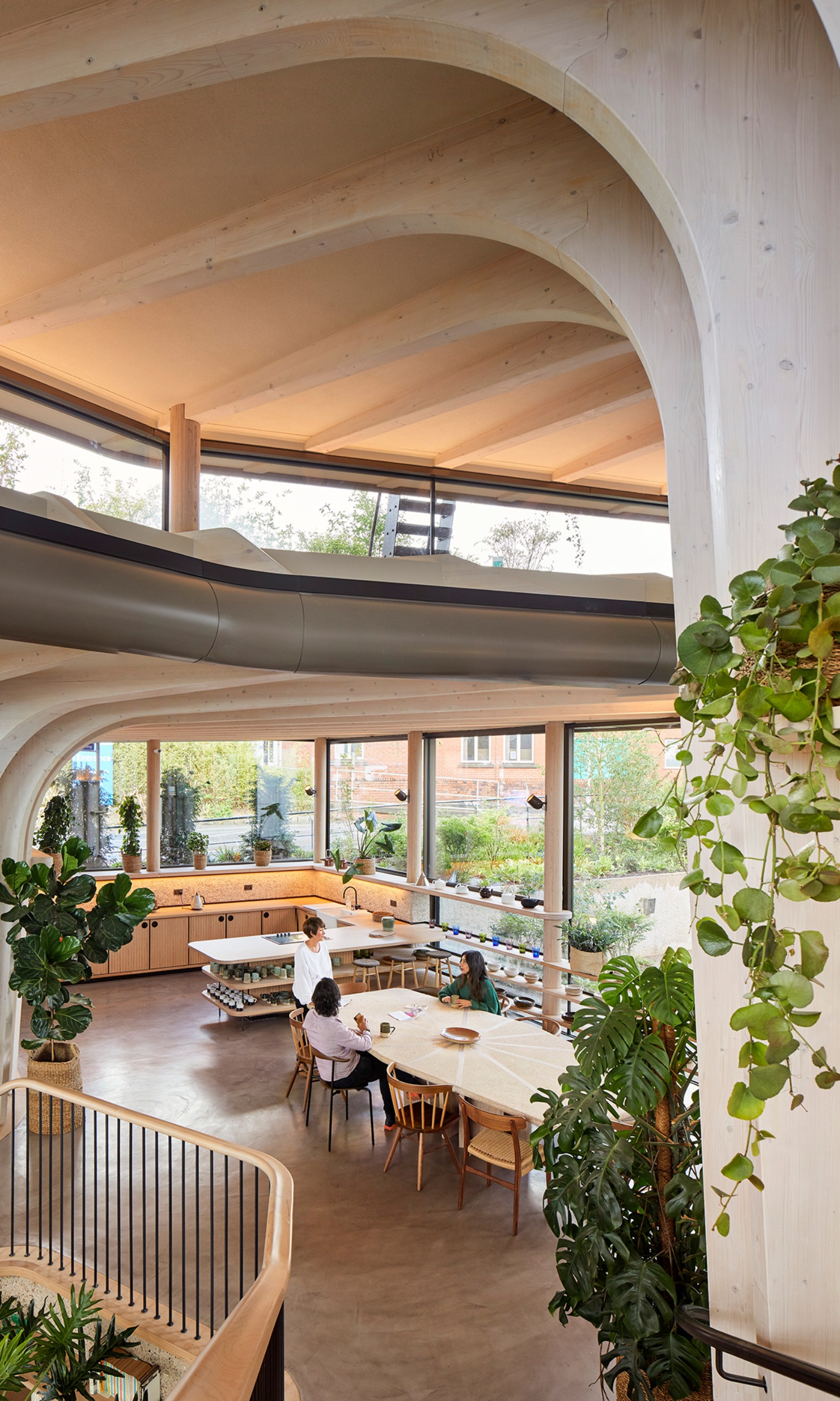 Vue sur le café avec des formes arqueés et beaucoup de bois visible.