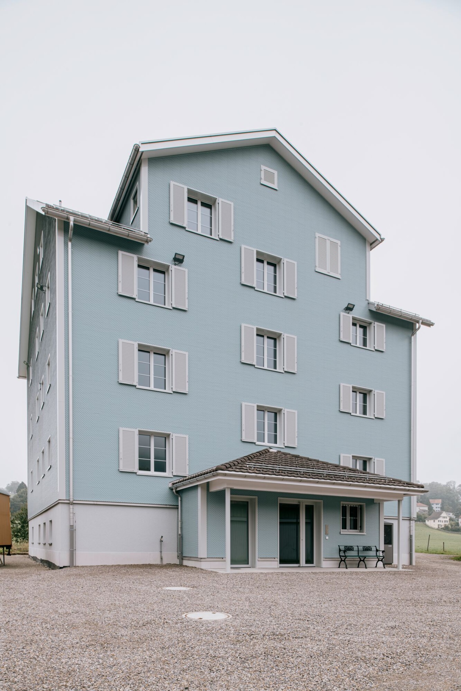 Gesamtansicht des Neubaus mit grossen Balkonen