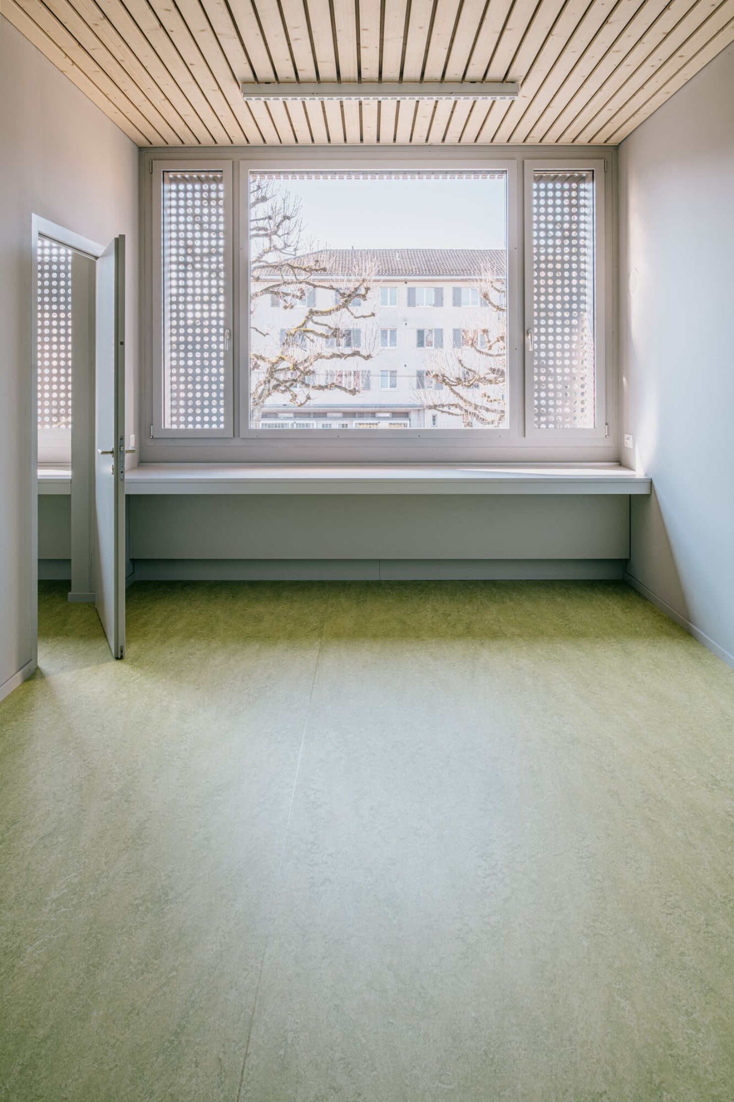 Classroom windows in the Modular W school building in Winterthur.