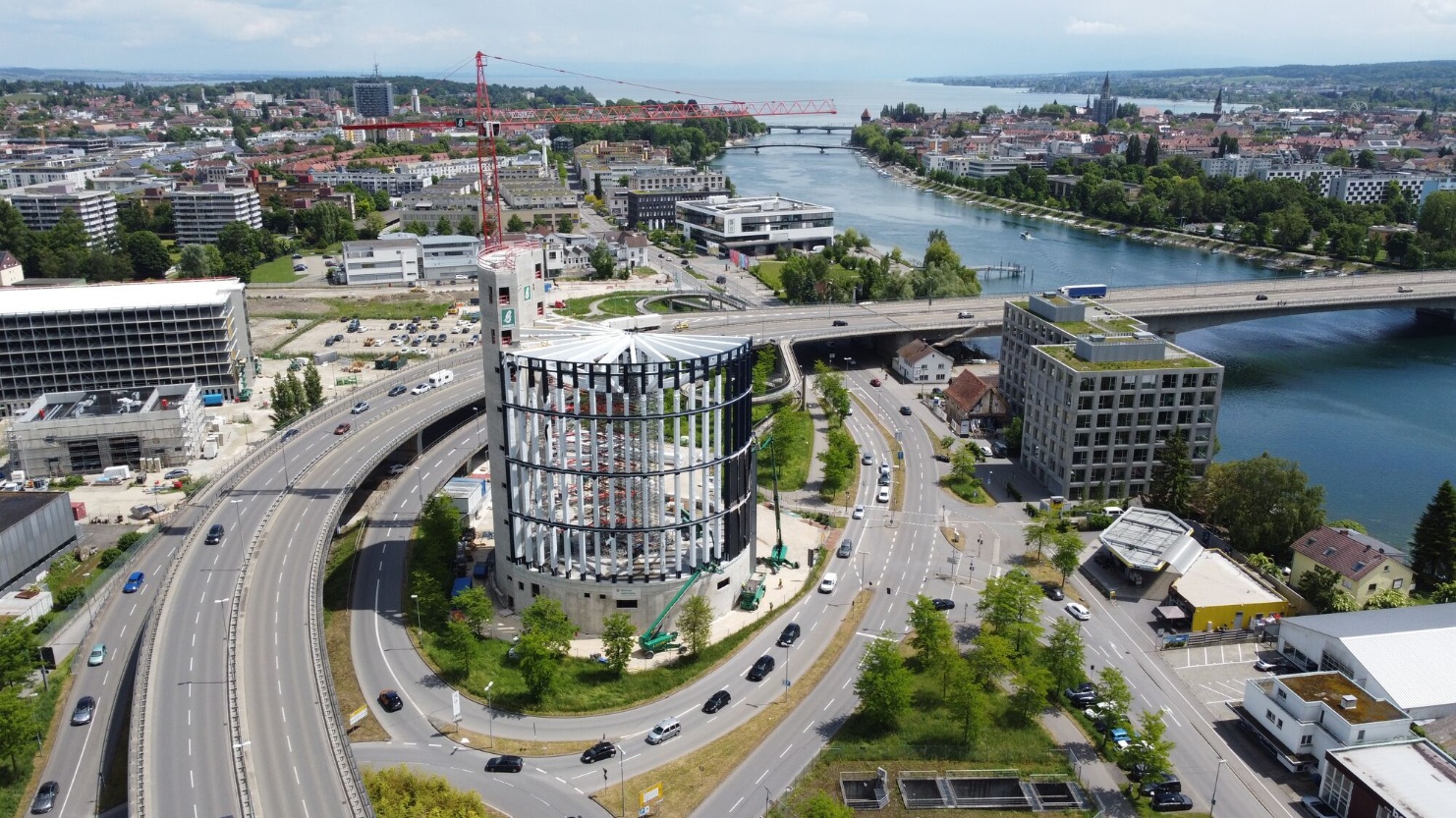 Panorama Konstanz – Baufortschritt des zylindrischen Neubaus am Seerhein