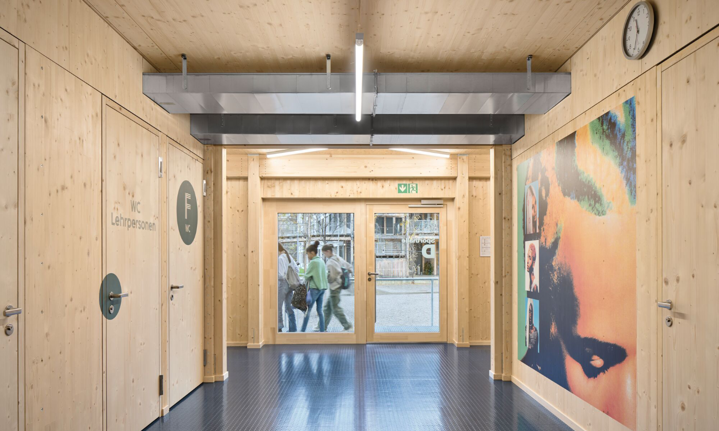 Schüler und Schülerinnen im Eingangsbereich der provisorischen Sporthalle.