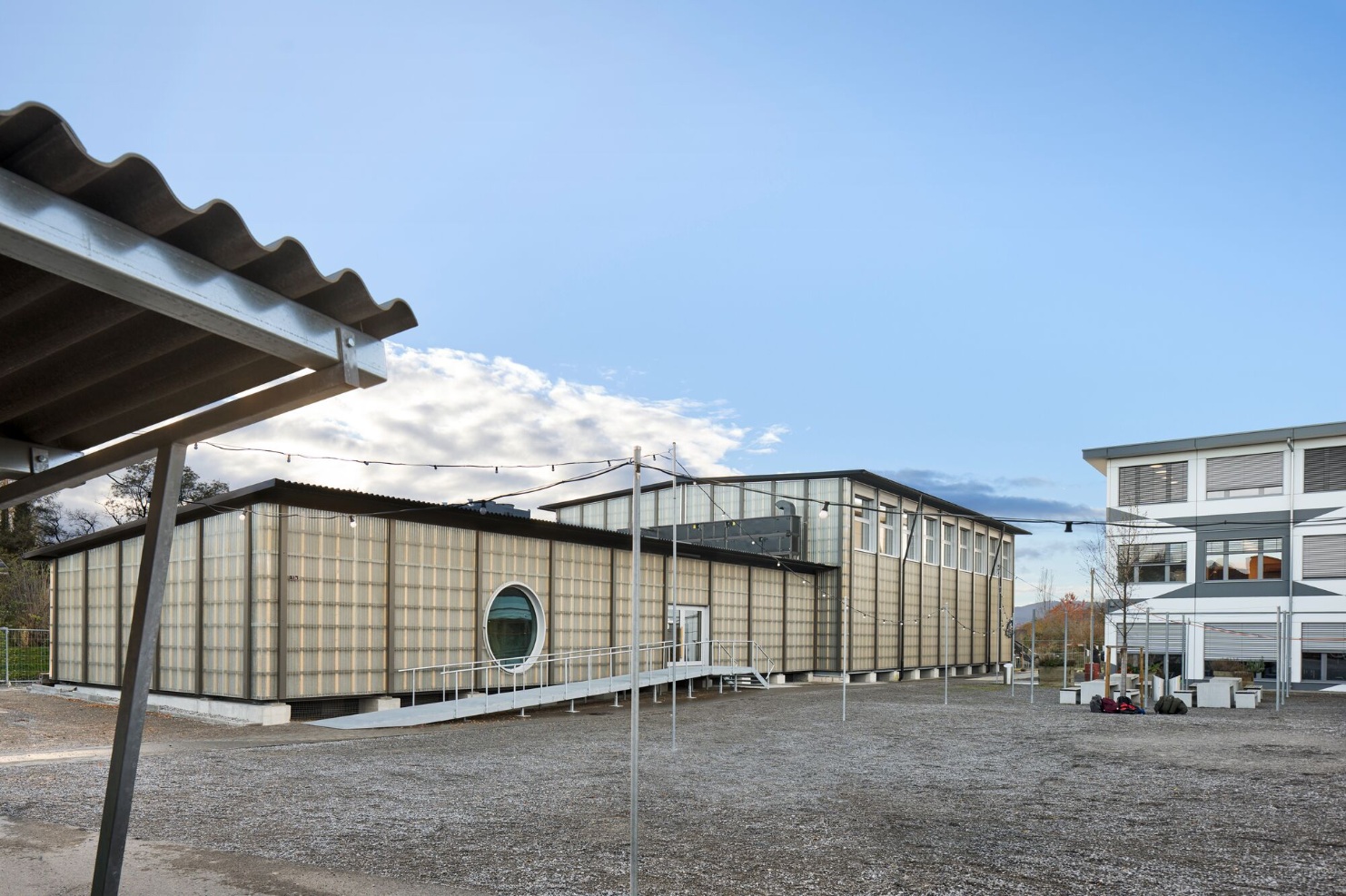 Vue générale du gymnase provisoire de l'école cantonale d'Uetikon am See.