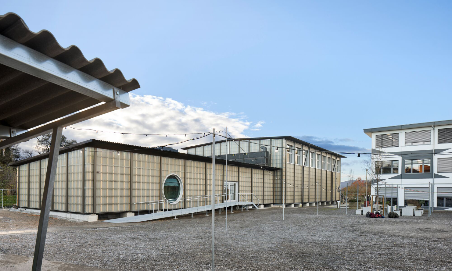 Gesamtansicht der provisorischen Sporthalle der Kantonsschule Uetikon am See.