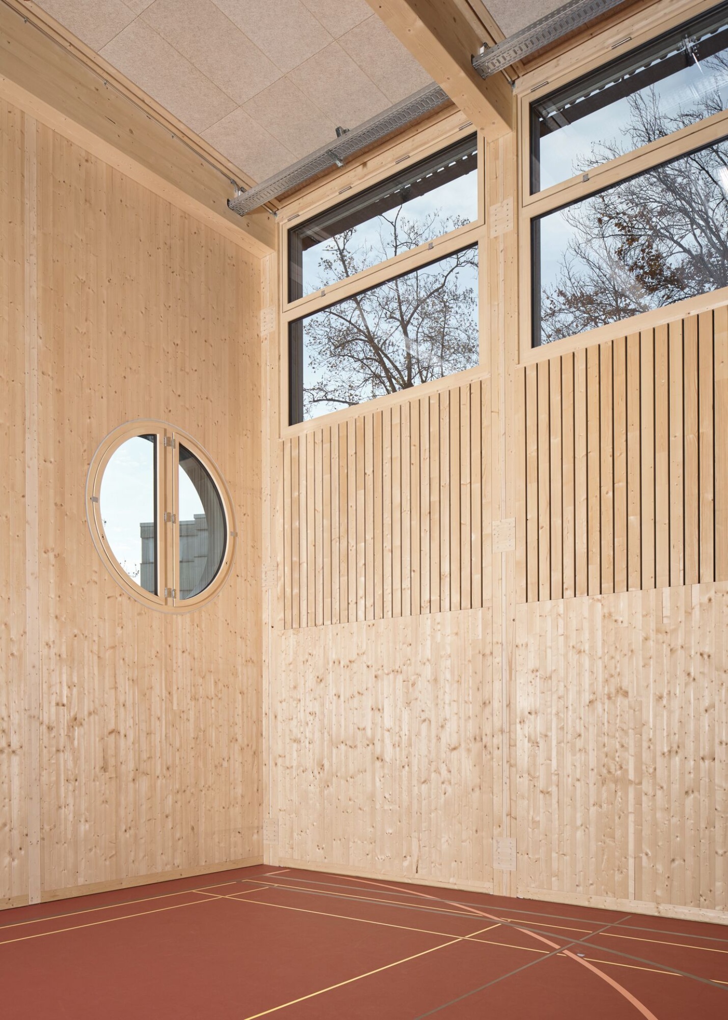 Aménagement intérieur en bois du gymnase Enge.